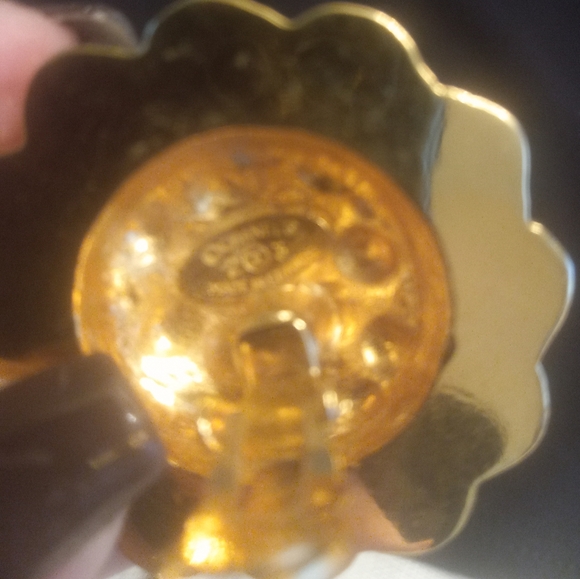 CHANEL VINTAGE CLIP EARRINGS - Picture 2 of 3